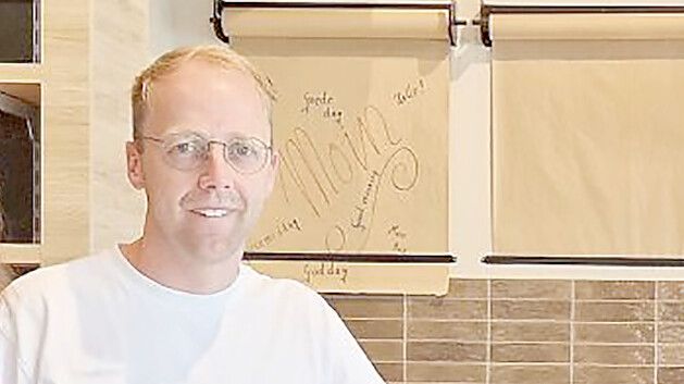 Stefan Burlager hat in Tichelwarf eine Filiale seines Fischhauses und einen Dorfladen mit Bio-Produkten eröffnet, die auch im Restaurant „Neue Tide“ verarbeitet werden sollen. Foto: Tatjana Gettkowski/Archiv