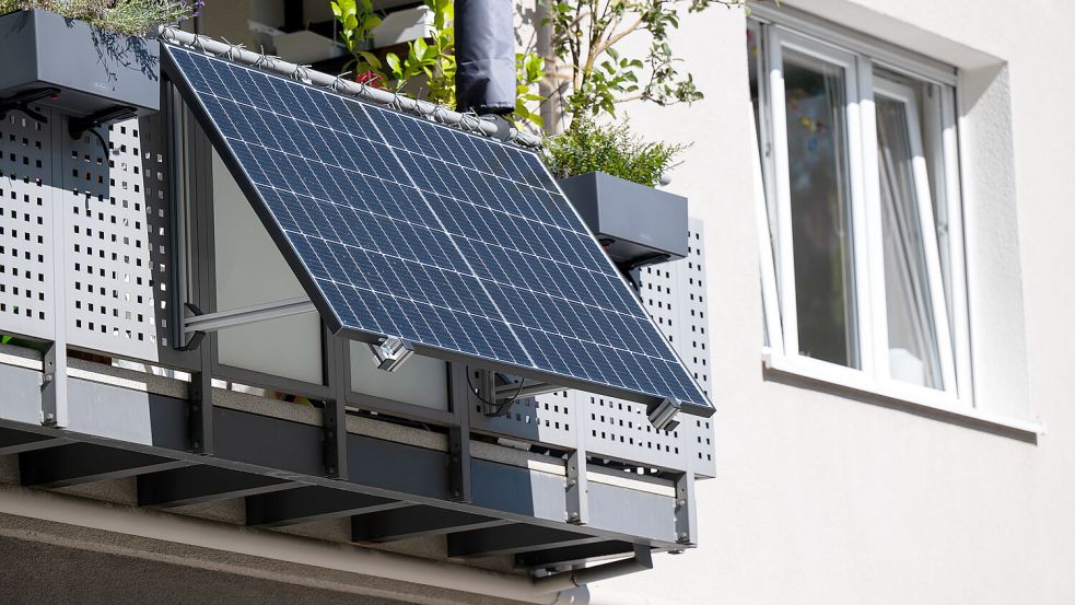 Rechnet sich schnell: Schon nach wenigen Jahren kann sich ein Balkonkraftwerk bezahlt machen – je nach Standort. Foto: Stefan Sauer/dpa