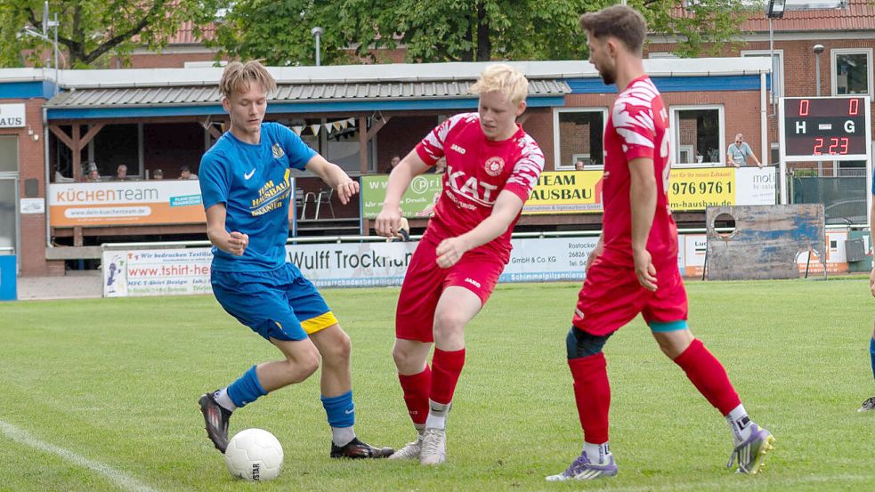 Der VfL Germania Leer (links Kay Gijsen) und Germania Wiesmoor (Mitte Sven Oejen, rechts Justin Maness) befinden sich im Bezirksliga-Abstiegskampf. Foto: Heiner Lohmann