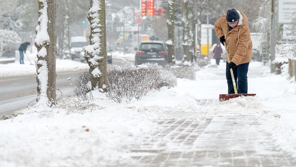 Bis Mittag wird man am Freitag vermutlich noch Schnee schippen müssen. Foto: Ortgies