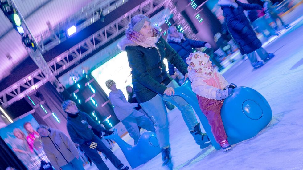 Seit einer Woche können Schlittschuh-Fans in Emden wieder auf die Eisfläche in der Nordseehalle. Foto: Klaus Ortgies