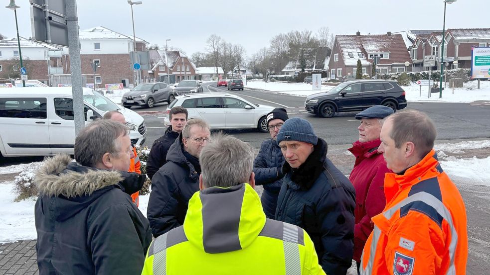 An einem frühen Donnerstagnachmittag wird es an der Kreuzung Ostertorstraße/Schützenstraße in Remels schon einmal voll. Eine Ampel soll den Verkehr in Zukunft regeln. Foto: Lars Löschen