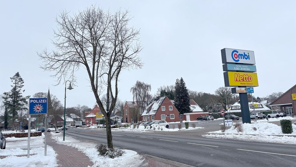 Unter anderem dieser Baum vor der Polizeistation in Remels soll entfernt werden. Foto: Lars Löschen