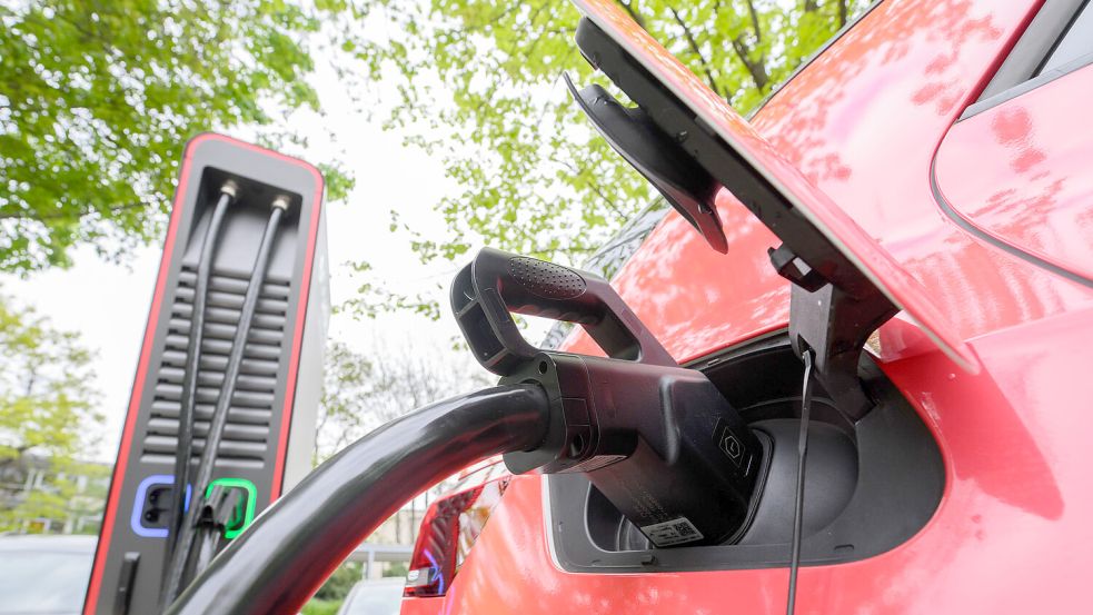 Ein Elektroauto lädt an einer Ladesäule: Auch in Ostfriesland ist die Zahl der elektrisch betriebenen Fahrzeuge gestiegen. Foto: Julian Stratenschulte/dpa