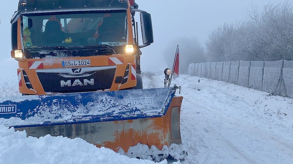 Der Landkreis Osnabrück füllt seine Streusalzvorräte für die Kreisstraßen auf. Bild: Winterdienst auf der K203 in Melle-Markendorf. Foto: Landkreis Osnabrück