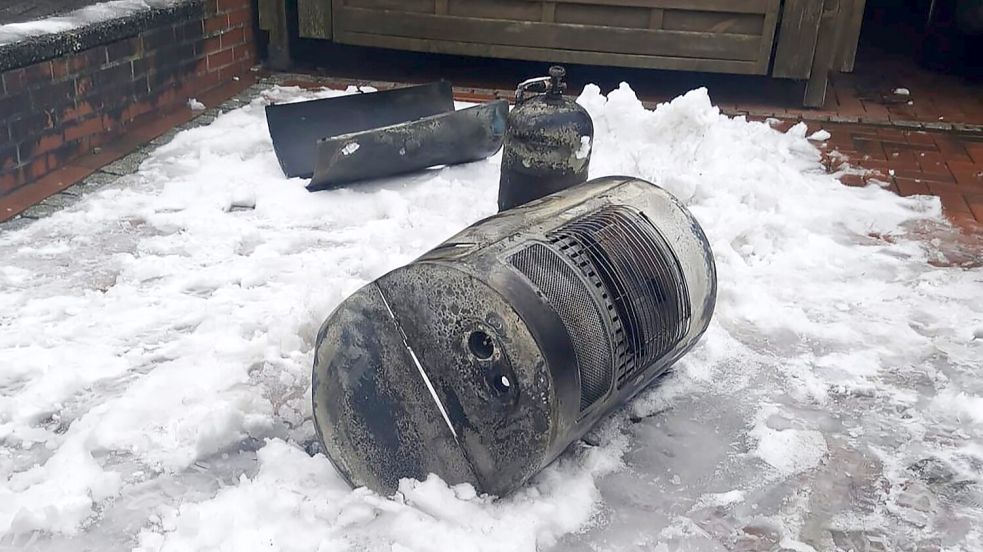 Dieser Ofen und diese Gasflasche wurden durch das Feuer beschädigt. Foto: Feuerwehr Holthusen