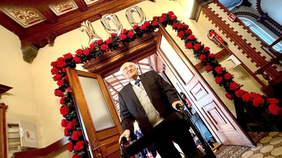 Albrecht Weinberg feierte seinen 100. Geburtstag im Leeraner Rathaus. Foto: Klaus Ortgies/Archiv