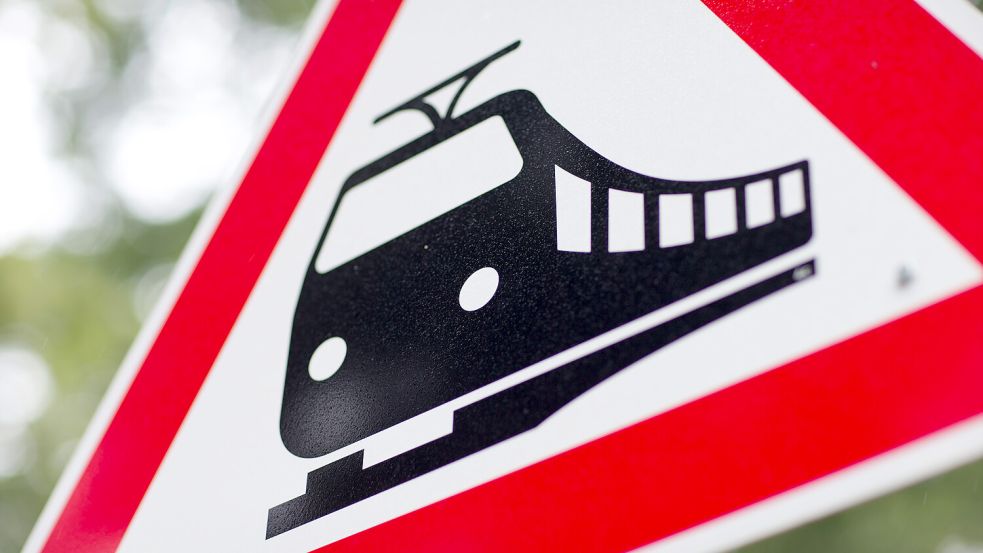 In Hinte-Loppersum wird der Bahnübergang an der Loppersumer Straße für Autos, Fußgänger und Radfahrer gesperrt. Symbolbild: Friso Gentsch/dpa