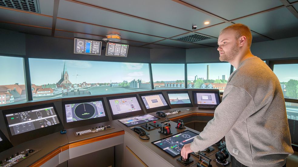 Ich, Lars Löschen, durfte mich im Schiffssimulator im Maritimen Campus in Leer austoben. Foto: Klaus Ortgies