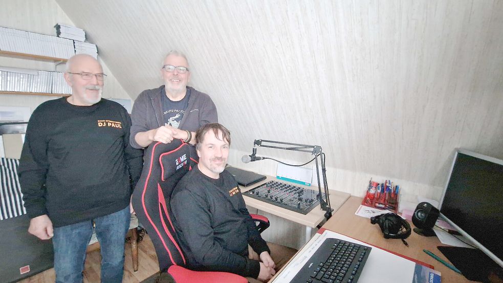 Paul Haats, Hansi Welp und Matthias Bosma (von links) gehören zu den elf DJs bei Rheiderland Radio. Foto: Tatjana Gettkowski