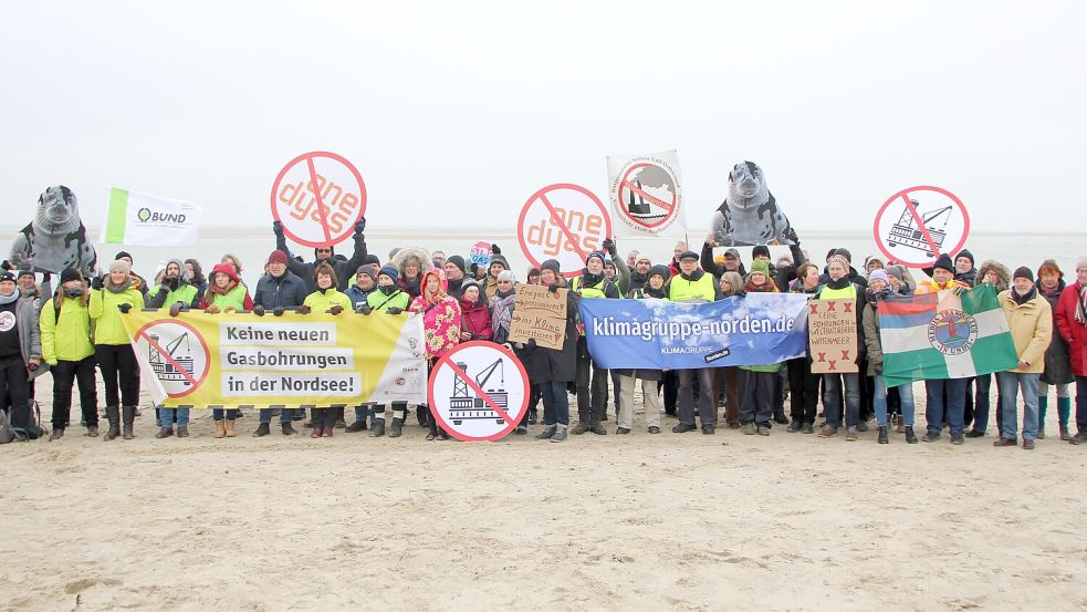 Gegner des Gasprojektes – darunter auch die Deutsche Umwelthilfe – protestierten schon mehrfach auf Borkum, wie hier Anfang 2023. Foto: Florian Ferber/Archiv