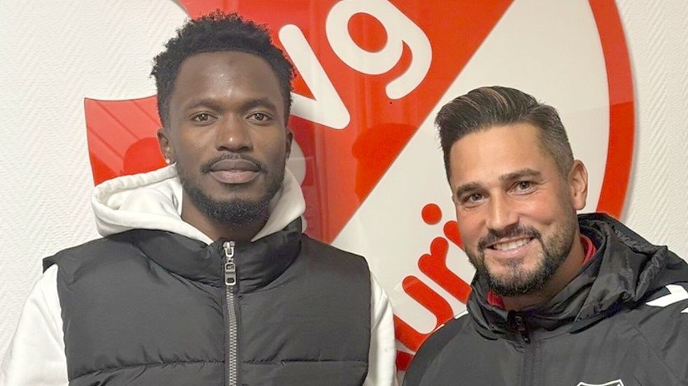 Trainer Daniel Franziskus (rechts) kann Bangaly Condé erst ab Mai in Pflichtspielen für die SpVg Aurich einsetzen. Foto: SpVg Aurich