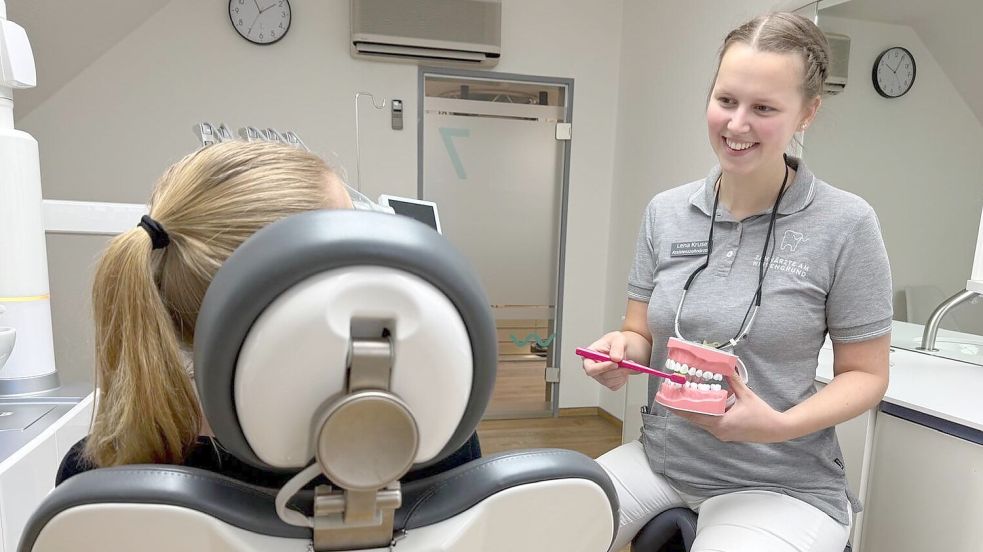 Lena Kruse (rechts) wuchs in Spetzerfehn auf. Sie lebt mittlerweile in Bad Zwischenahn, wo sie als angestellte Zahnärztin im Team der Zahnärzte am Wiesengrund arbeitet. Foto: Zahnärzte am Wiesengrund