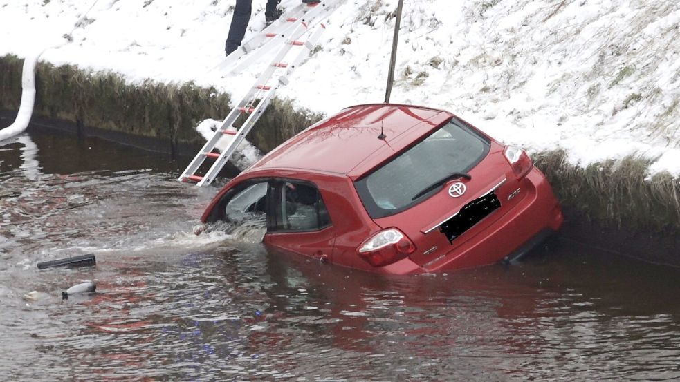 In Oldenburg versank ein Auto in einem Fluss. Ein Mann sprang hinterher und rettete den Fahrer vor dem Ertrinken. Foto: NWM-TV