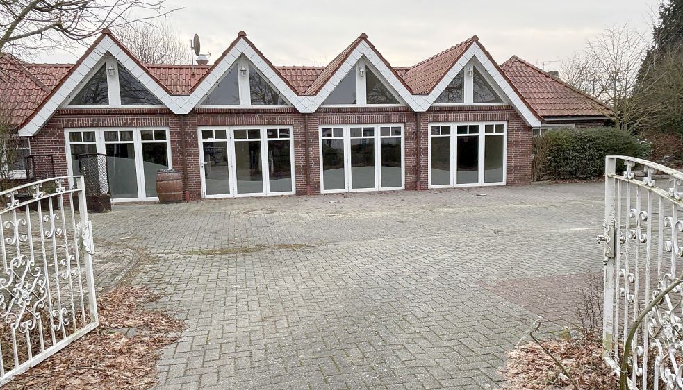 Das Restaurant Sandbank ist Teil der gewachsenen Hotelstruktur an der Carolinensieler Mühlenstraße. Es liegt aus Sicht der Hauptstraße etwas versteckt. Foto: Susanne Ullrich