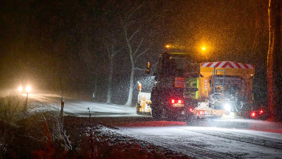Ein Fahrzeug vom Winterdienst räumt und streut die Fahrbahn. Foto: Philipp Schulze/dpa