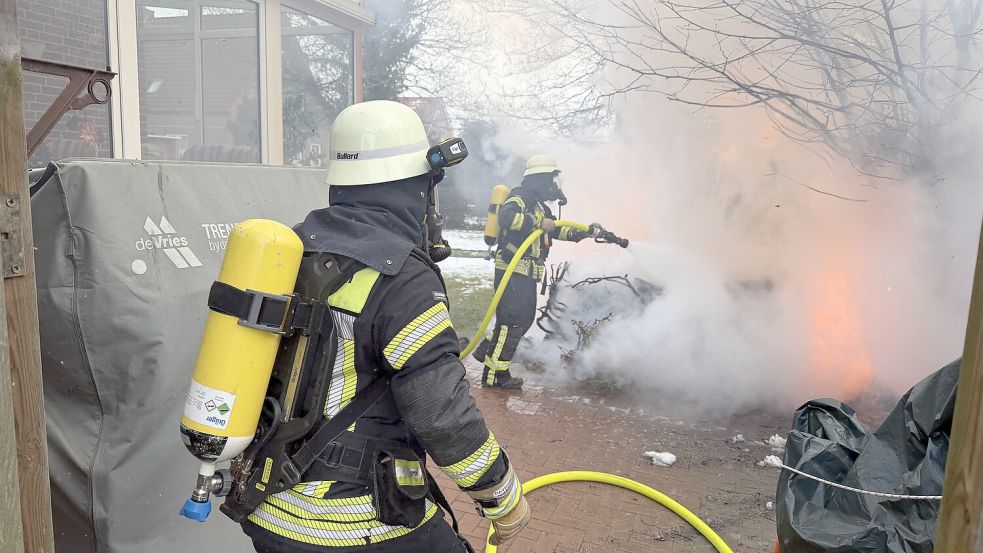 Beim Eintreffen der Freiwilligen Feuerwehr Norden stand der Holzschuppen bereits in Vollbrand. Foto: Feuerwehr Norden/Thomas Weege