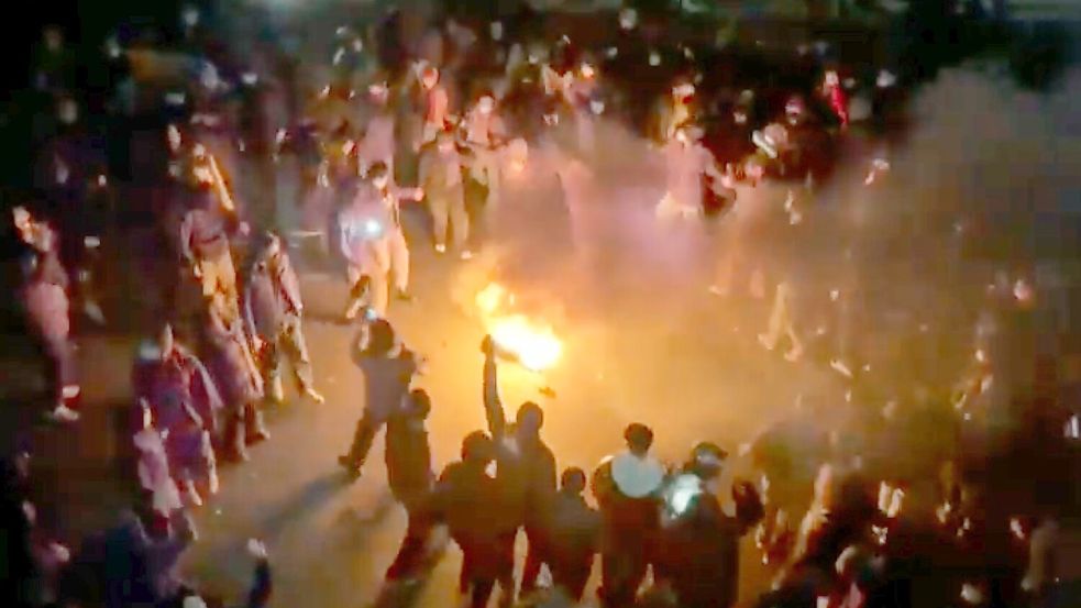 Dieser Ausschnitt aus Aufnahmen, die in den sozialen Medien kursieren, zeigt Demonstranten, die um ein Lagerfeuer herum tanzen und jubeln, während sie trotz der zunehmenden Razzien auf die Straße gehen, während die Islamische Republik vom Rest der Welt abgeschnitten bleibt, in Teheran, Iran. Foto: Uncredited/VALIDATED UGC/AP/dpa -