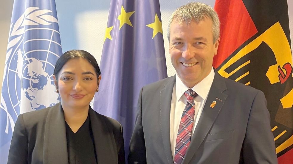 Kurzer Besuch bei der Ministerin: Reem Alabali Radovan, Bundesministerin für wirtschaftliche Zusammenarbeit und Entwicklung, und ihr Parlamentarischer Staatssekretär Johann Saathoff (beide SPD). Foto: Martin Teschke