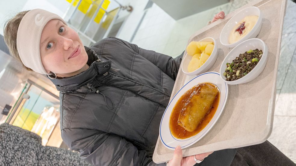 Eine volle Mahlzeit für wenige Euro. Das Niedersachsen-Menü mit der Kohlroulade und zwei Beilagen kostet für Studierende nur 2,50 Euro. Foto: Klaus Ortgies