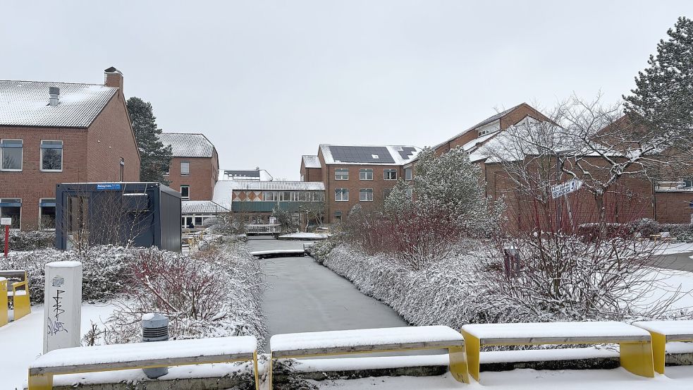 Blick auf die verschneite Hochschule in Emden. Foto: Mona Hanssen