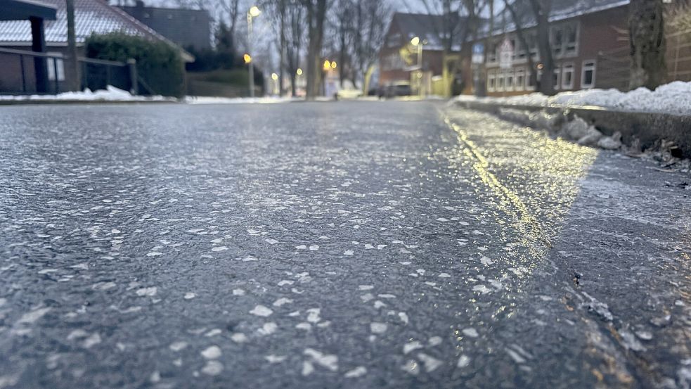 So oder so ähnlich sehen die Nebenstraßen in Ostfriesland derzeit aus: spiegelglatt. Foto: Jonas Bothe