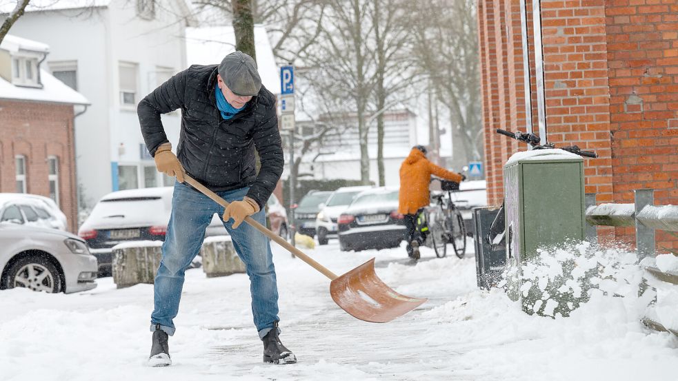 Räumen, räumen, räumen: Viele Leeraner bemühen sich um sichere Gehwege. Symbolfoto: Klaus Ortgies