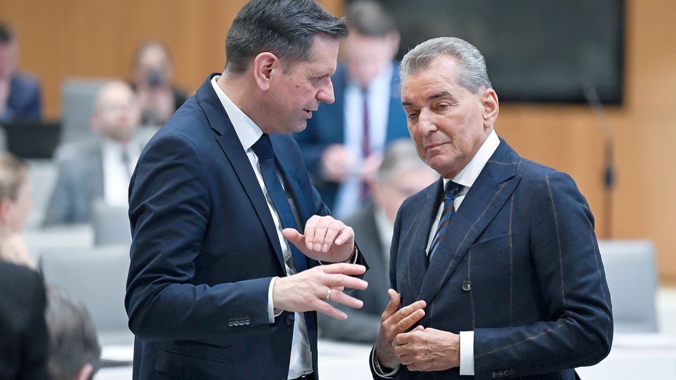 Der jüdische Publizist Michel Friedman (rechts), hier im Gespräch mit Niedersachsens Ministerpräsident Olaf Lies, sprach anlässlich des Gedenktags für die Opfer des Nationalsozialismus vor dem Landtag in Niedersachsen. DPA-Foto: Shireen Broszies