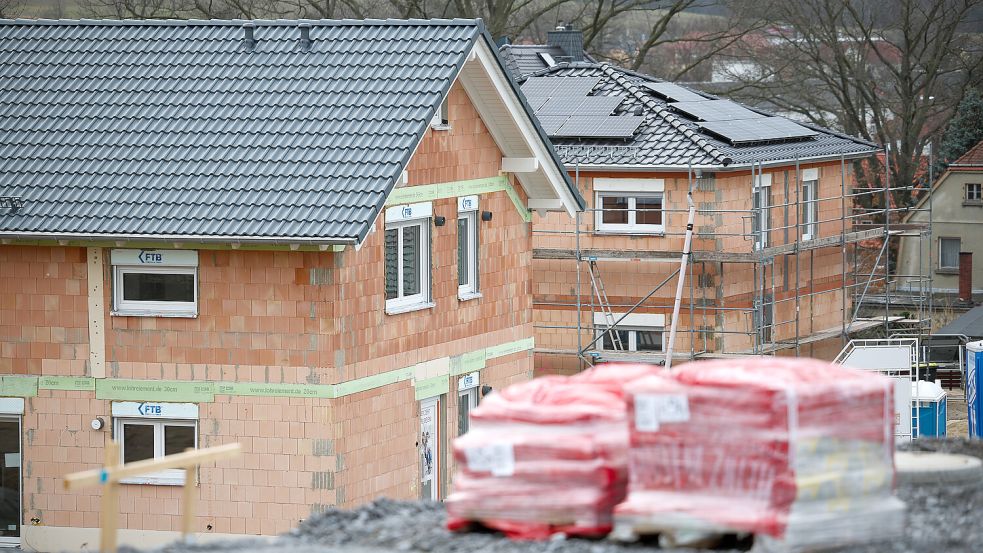 Mit einer Steigerung von 15 Prozent gegenüber dem Jahr 2024 hat die Nachfrage nach Baugrundstücken für den individuellen Wohnungsbau deutlich zugenommen. Die Anzahl der im Jahr 2025 verkauften Bauplätze lag in Ostfriesland und Friesland bei 535 Grundstücken. Foto: Jan Woitas/dpa