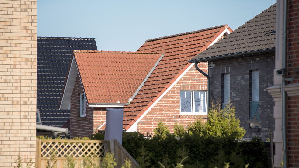 4208 Ein- und Zweifamilienhäuser wechselten 2025 die Eigentümer. Das waren 8 Prozent mehr als 2024. Foto: Daniel Bockwoldt/dpa