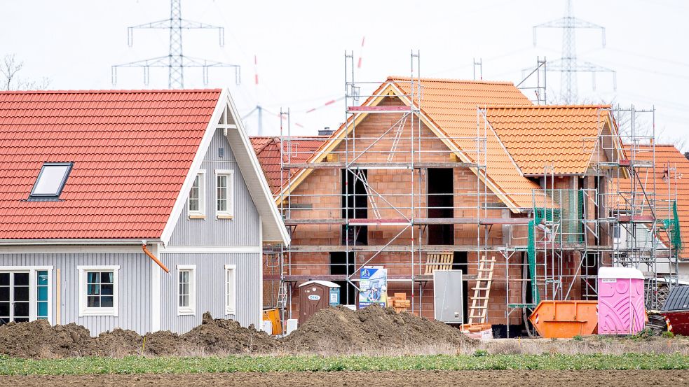 Mit einem Gesamtumsatz von 1,04 Milliarden Euro, das entspricht 42 Prozent des gesamten Umsatzes des Grundstücksmarktes, haben die freistehenden Ein- und Zweifamilienhäuser die größte Bedeutung in Ostfriesland. Foto: Hauke-Christian Dittrich/dpa