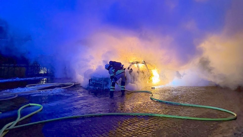 Die Feuerwehr löschte in den frühen Morgenstunden ein Auto in Leer. Foto: Feuerwehr