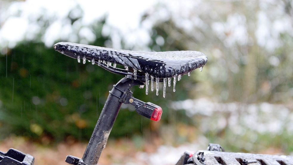Bei eisigen Temperaturen sollte man das Rad manchmal lieber stehen lassen. Foto: DPA