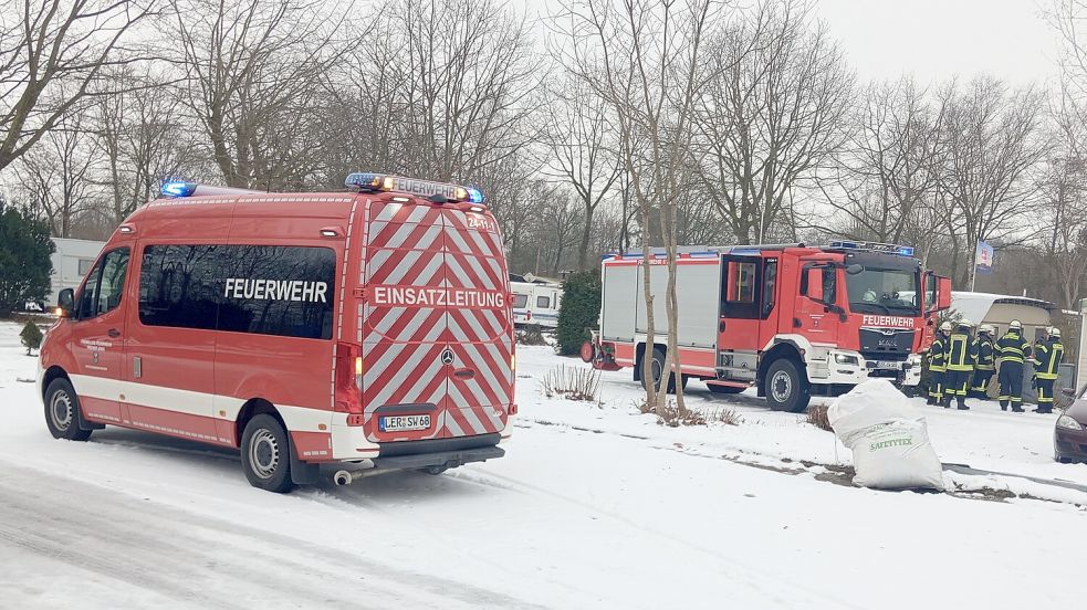 Die Feuerwehr kontrollierte den Brandort, nachdem das Feuer gelöscht war. Foto: Joachim Rand