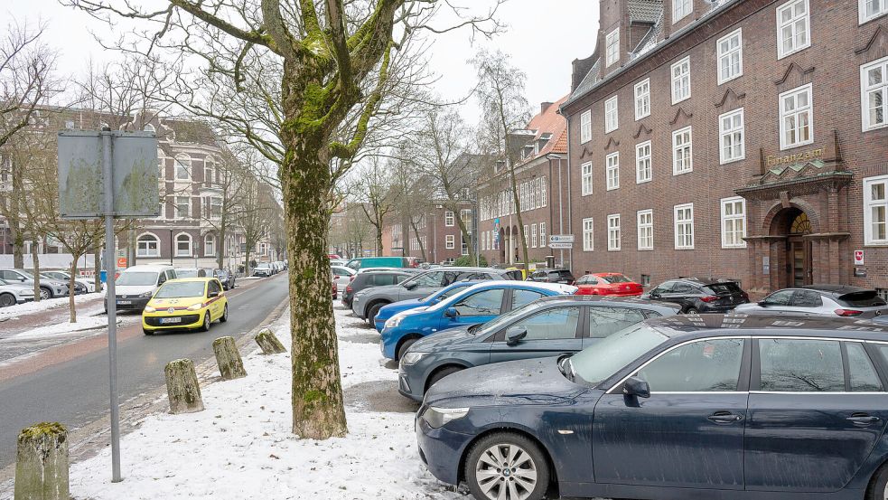 Auf dem Mittelstreifen in der Ringstraße ist aktuell noch „Anarchie-Parken“ angesagt. Das soll sich jetzt ändern. Fotos: Klaus Ortgies