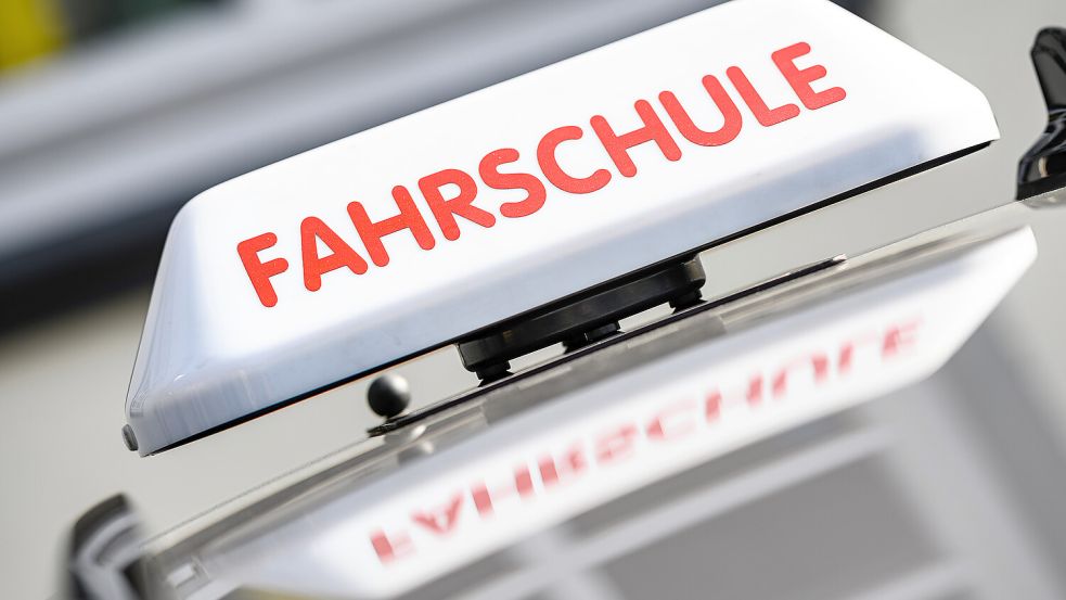 Ein Dachzeichen mit der Aufschrift "Fahrschule" ist an einem Fahrschulauto angebracht. Foto: Swen Pförtner/dpa