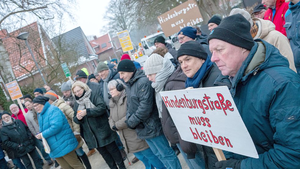 Dutzende Menschen waren zur Übergabe der Unterschriften in die Hindenburgstraße gekommen. Foto: Klaus Ortgies
