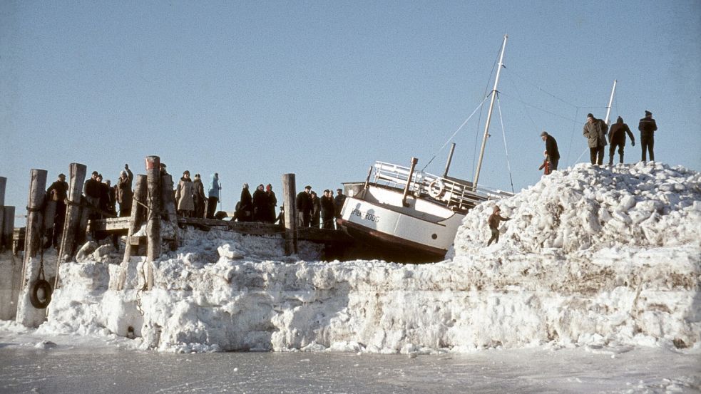 Am alten Spiekerooger Anleger war die Fähre „Spiekeroog“ 1963 auf meterhohem Eis zum Liegen gekommen. Foto: Hans-Christel Sanders