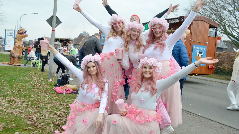 Beim Karneval in Ramsloh gibt es am Sonntag wieder viele originelle Kostüme bewundern. Diese Frauen hatten sich 2025 als Kirschblüten verkleidet. Foto: Astrid Fertig/Archiv