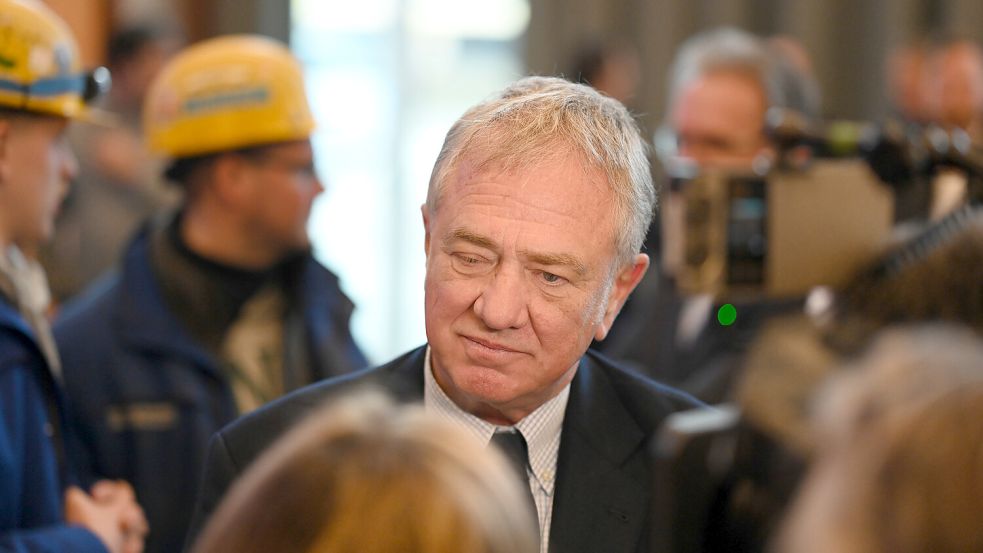 Am Dienstag, 3. Februar 2026, auf der Meyer Werft in Papenburg: Pierfrancesco Vago, Aufsichtsratsvorsitzender von MSC Cruises, hört Arbeitern, Politikern, Firmenchefs und Journalisten zu. Foto: Lars Penning/dpa