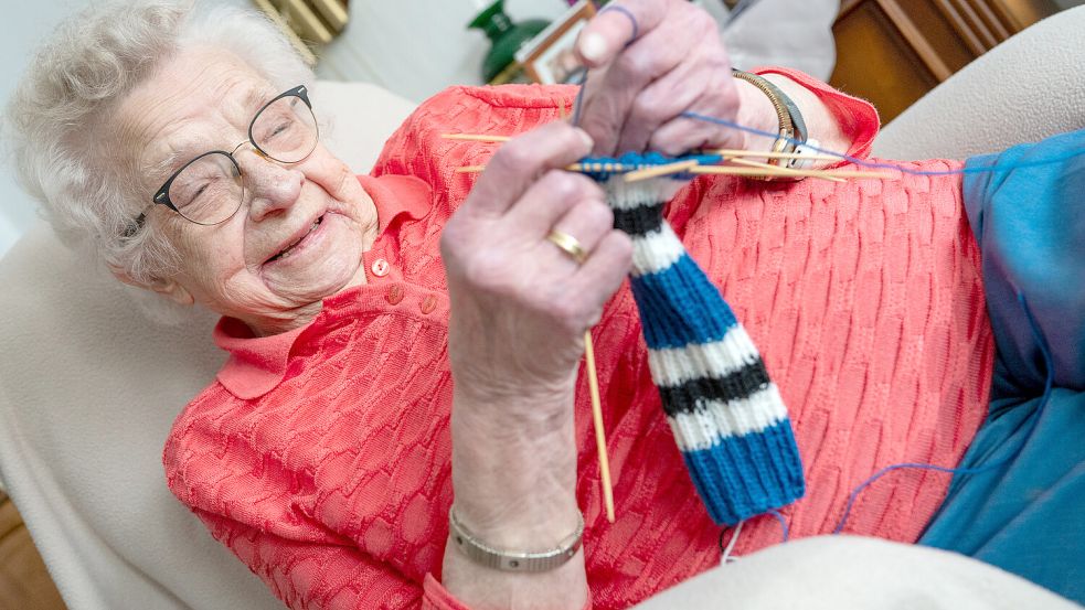 Eine mit Humor und besonderen Strickqualitäten: Johanne Jelten. Fotos: Klaus Ortgies