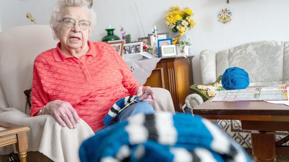 Auf dem Tisch Socken und Garn, auf allen Anrichten Dutzende Familienfotos: Johanne Jelten hat es gemütlich.