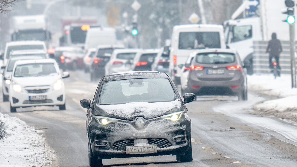 Schnee und Salz auf den Straßen, Dreck am Auto: Der Winter hinterlässt seine Spuren auch am fahrbahren Untersatz der Ostfriesen. Foto: Klaus Ortgies/Archiv