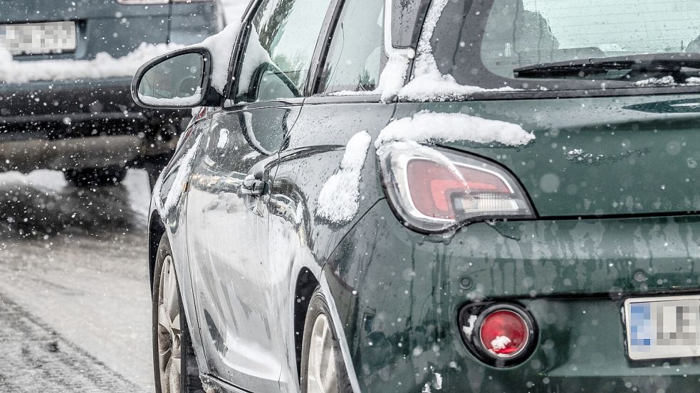 Bei den ersten Schneefällen kamen noch viele Autos sauber daher. Foto: Klaus Ortgies