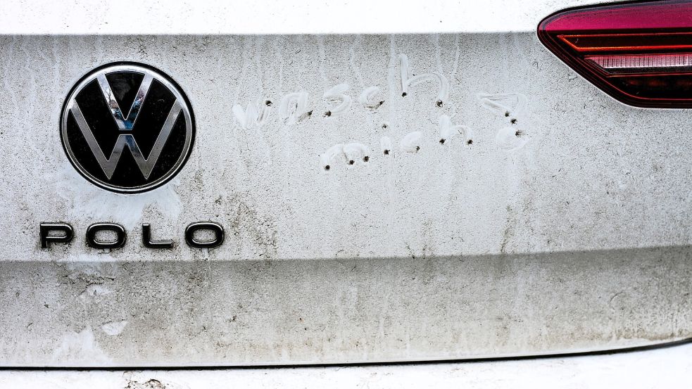 So manches Auto ist derzeit mit Dreck und Salzresten besudelt. Foto: Klaus Ortgies