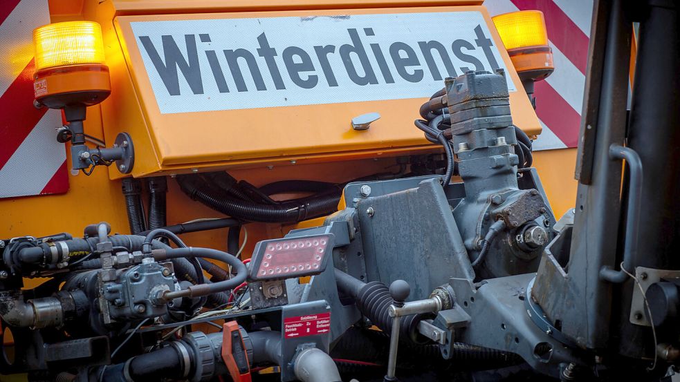Der Winterdienst ist dieser Tage auch auf Borkum im Dauereinsatz. Symbolfoto: Jens Büttner/dpa
