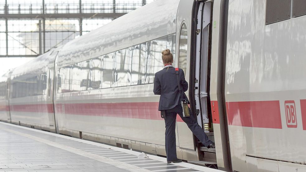 xblx, ICE Zug der Deutschen Bahn im Hauptbahnhof Frankfurt, Zugbegleiterin klar zur Abfahrt, emwirt Frankfurt am Main *** xblx, ICE train of the Deutsche Bahn in Frankfurt central station, train attendant ready for departure, emwirt Frankfurt am Main Foto: imago images/Jan Huebner