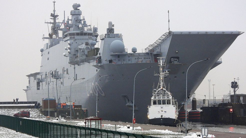 Die „TCG Anadolu“ am Freitag im Emder Außenhafen. Das Schiff ist das größte der türkischen Marine. Foto: F. Doden