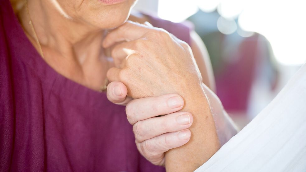 Der Großteil der Pflegebedürftigen wird auch in Ostfriesland von Angehörigen betreut. Foto: Daniel Naupold/dpa