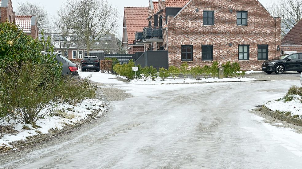 Vereiste Straßen in Greetsiel: So wie hier am 5. Februar 2026 sah es in der vergangenen Woche auf vielen Nebenstraßen und Gehwegen Ostfrieslands aus. Fotos: Heinz Wagenaar